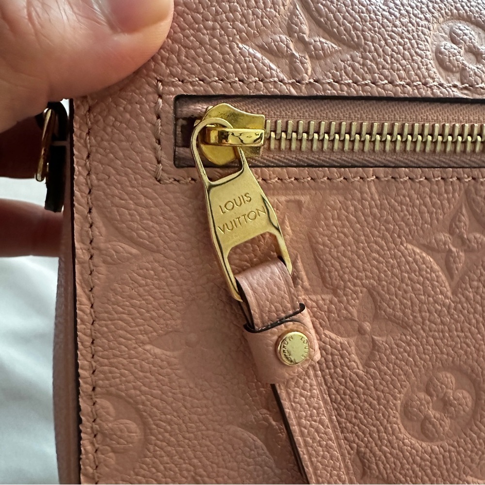 LOUIS VUITTON
Empreinte Pochette Metis Rose Poudre - Picture 10 of 16